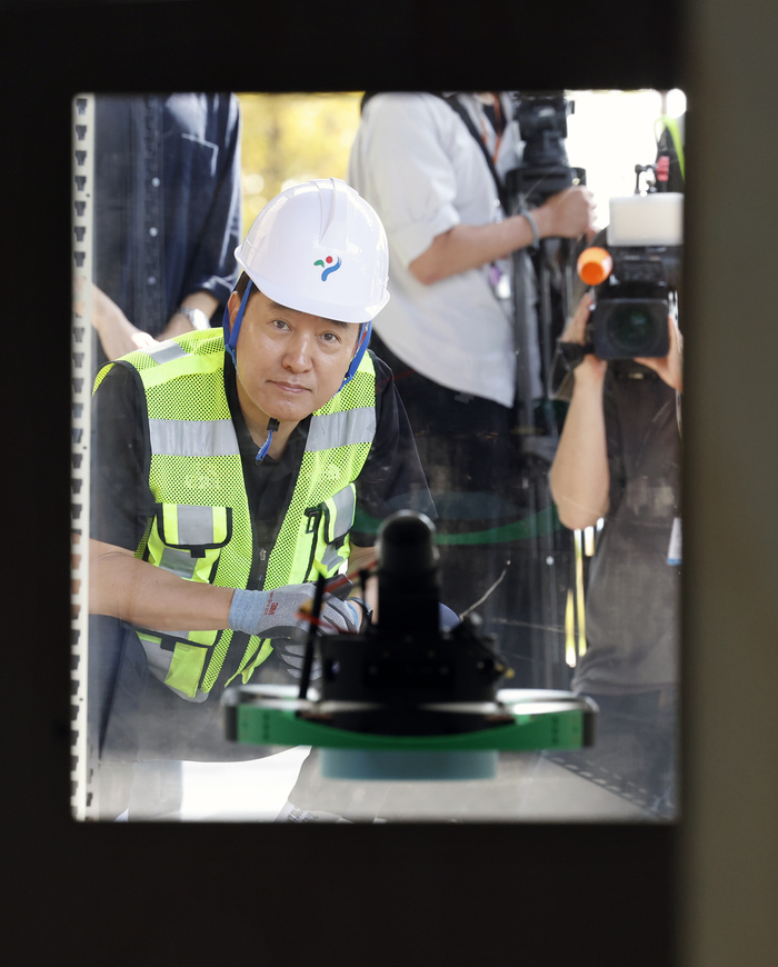 오세훈 시장, 한강대교 상부점검통로 직접 올라 교량상태 점검